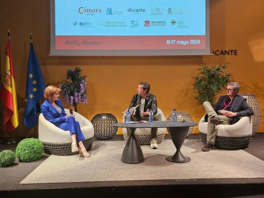 Nuestra Directora Académica, Esperanza Gallego (izq.), acompañada de los demás participantes de la mesa redonda en el I Congreso Internacional de Diseño